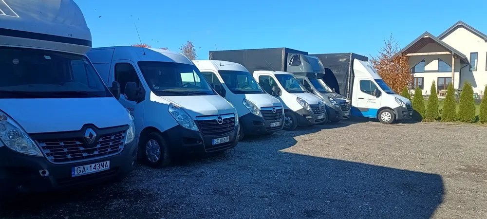 Busy Renault Master i Opel Movano na placu wypożyczalni w Kielcach